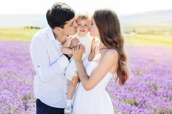 Familia feliz divirtiéndose en el campo de lavanda — Foto de Stock