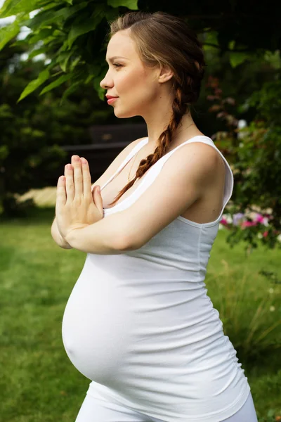 Mooie zwangere vrouw ontspannen in het park — Stockfoto