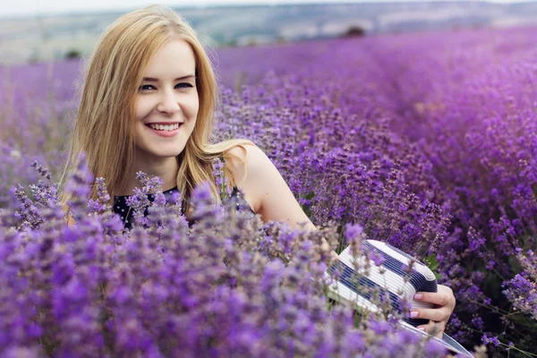 Adorable fille dans le domaine de la fée de la lavande — Photo