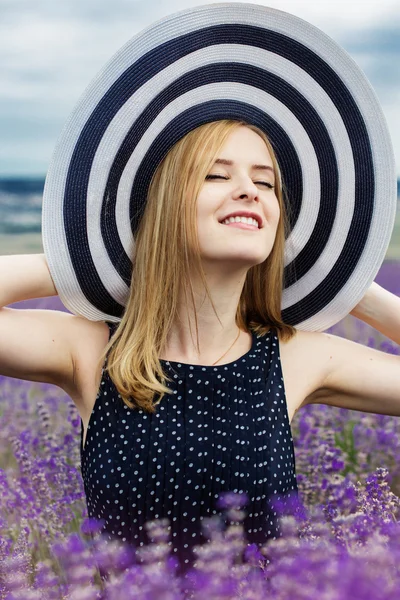 Bedårande flicka på fairy område lavendel — Stockfoto