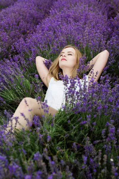 Schattig meisje in fairy gebied van lavendel — Stockfoto