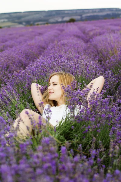 Entzückendes Mädchen im Märchenfeld von Lavendel — Stockfoto