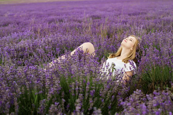 Bedårande flicka på fairy område lavendel — Stockfoto