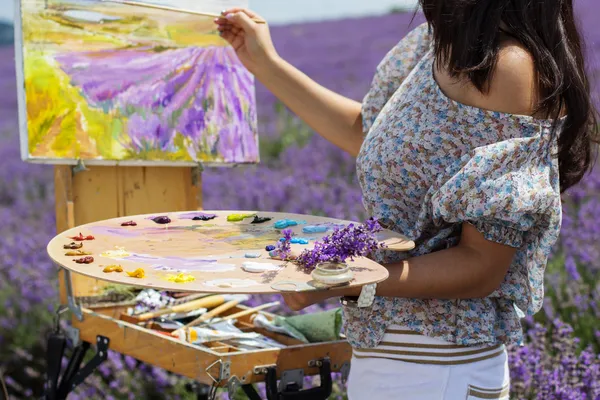 Young artist painting in lavender field — Stock Photo, Image