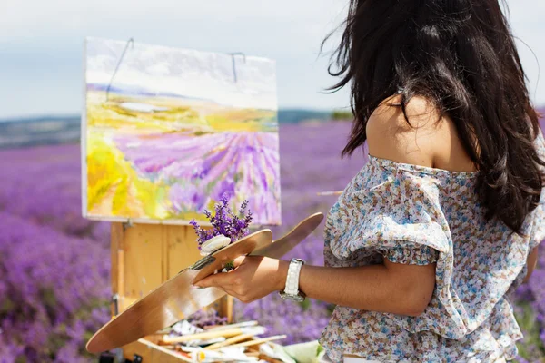 Pintura de artista joven en el campo de lavanda — Foto de Stock