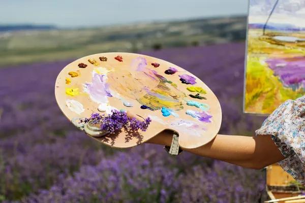 Young artist painting in lavender field — Stock Photo, Image