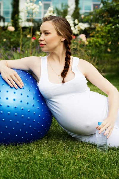 Bella donna incinta rilassante nel parco — Foto Stock
