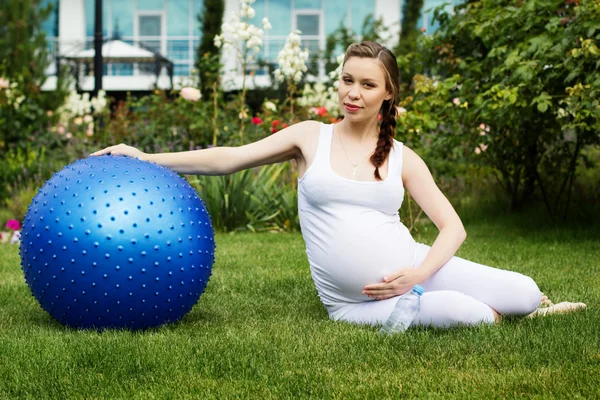 Bella donna incinta rilassante nel parco — Foto Stock