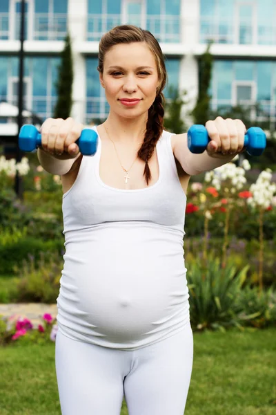 Beautiful pregnant woman relaxing in the park — Stock Photo, Image