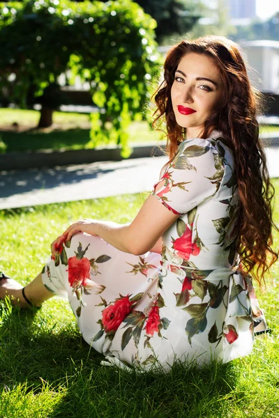 Beautiful girl  in green park — Stock Photo, Image