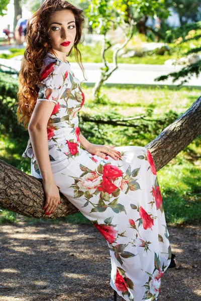 Menina bonita no parque verde — Fotografia de Stock