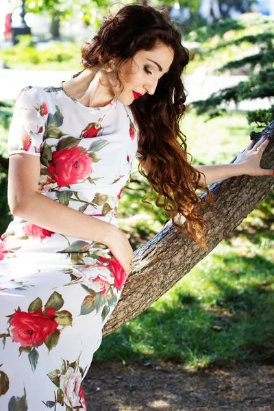 Menina bonita no parque verde — Fotografia de Stock