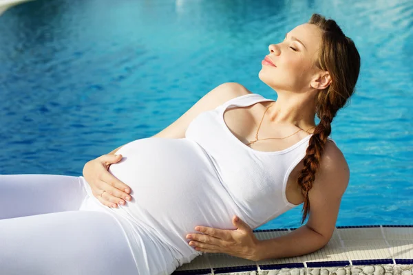 Vacker gravid kvinna avkopplande i parken — Stockfoto