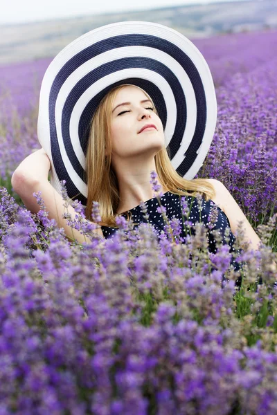 Adorable fille dans le domaine de la fée de la lavande — Photo