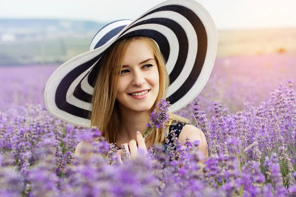 Entzückendes Mädchen im Märchenfeld von Lavendel — Stockfoto