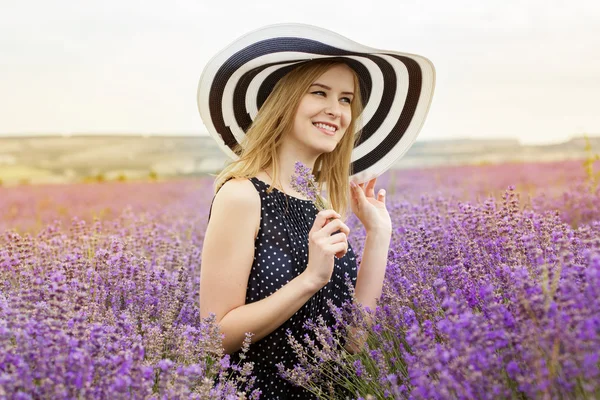 Bedårande flicka på fairy område lavendel — Stockfoto