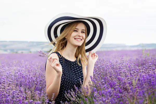 Entzückendes Mädchen im Märchenfeld von Lavendel — Stockfoto