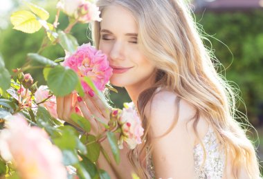 Gül çiçek ile güzellik kız moda