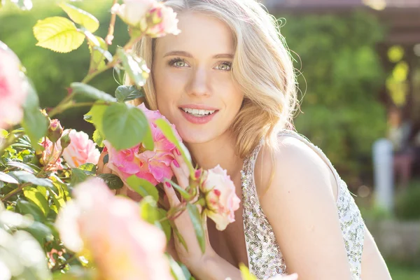 Moda bellezza ragazza con fiori di rose — Foto Stock