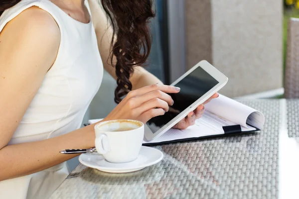 Девушка проводит время в кафе с помощью цифрового планшета — стоковое фото