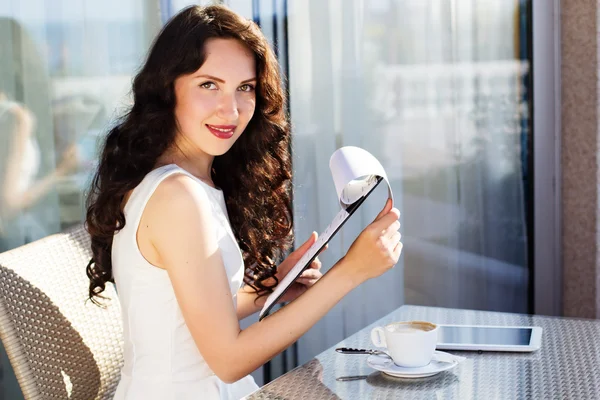 Meisje tijd doorbrengen in een café met behulp van digitale Tablet PC — Stockfoto