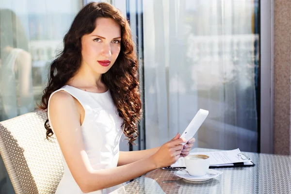 Menina passar tempo em um café usando tablet digital — Fotografia de Stock