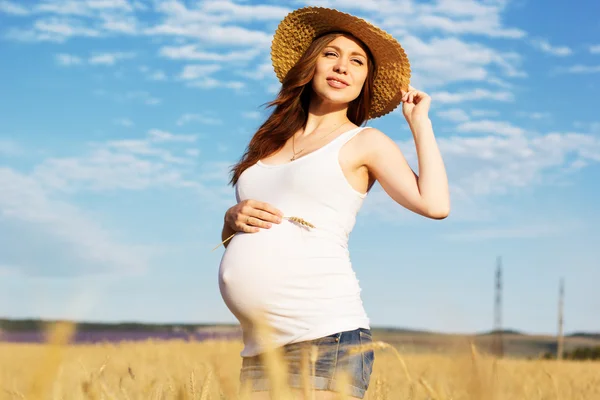 Heureux portrait de femme enceinte dans un champ de blé . — Photo
