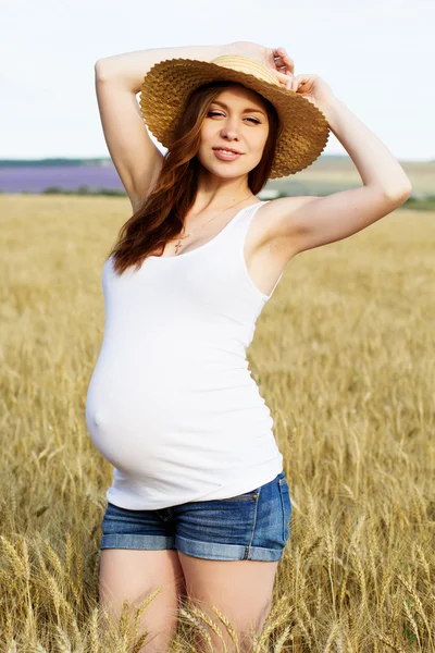 O femeie gravidă fericită portret într-un câmp de grâu . — Fotografie, imagine de stoc