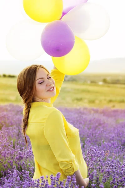 Vackra gravid kvinna i fältet lavendel — Stockfoto