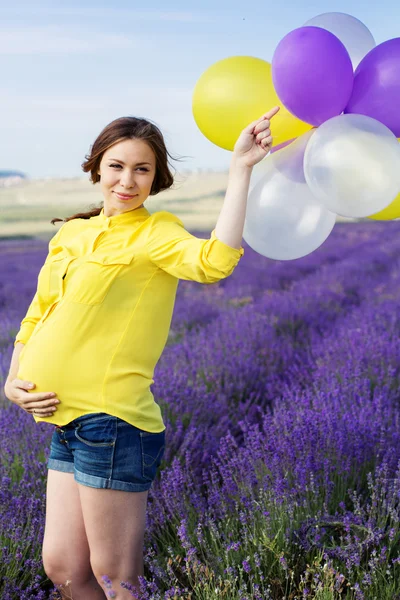 Hermosa mujer embarazada en el campo de lavanda —  Fotos de Stock