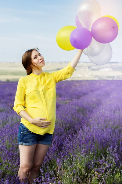 Hermosa mujer embarazada en el campo de lavanda —  Fotos de Stock