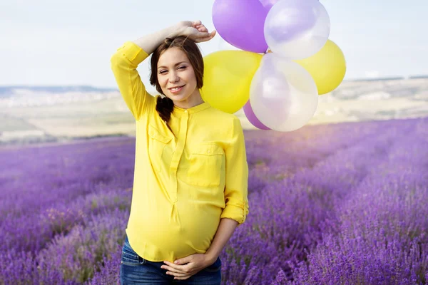 Hermosa mujer embarazada en el campo de lavanda — Foto de Stock