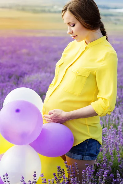 Красивая беременная женщина на лавандовом поле — стоковое фото