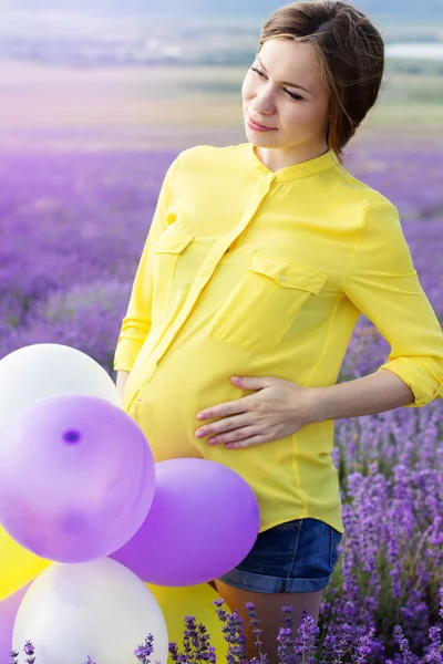 Vackra gravid kvinna i fältet lavendel — Stockfoto