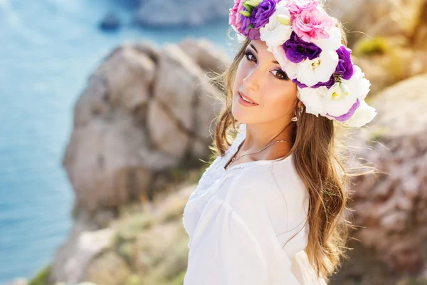 Smuk ung kvinde med krans af blomster - Stock-foto