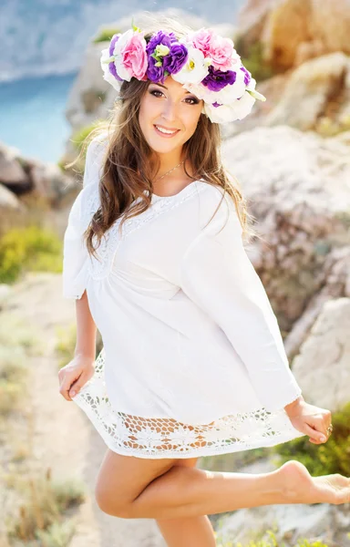 Bella giovane donna con corona di fiori — Foto Stock