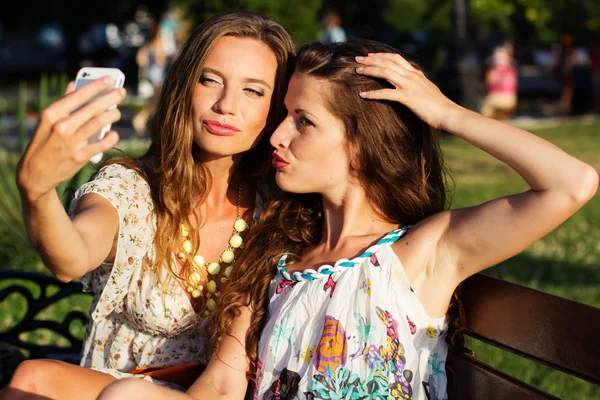 Two friends taking selfie by smartphone — Stock Photo, Image