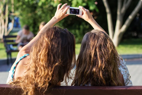 Deux amis prenant selfie par smartphone — Photo