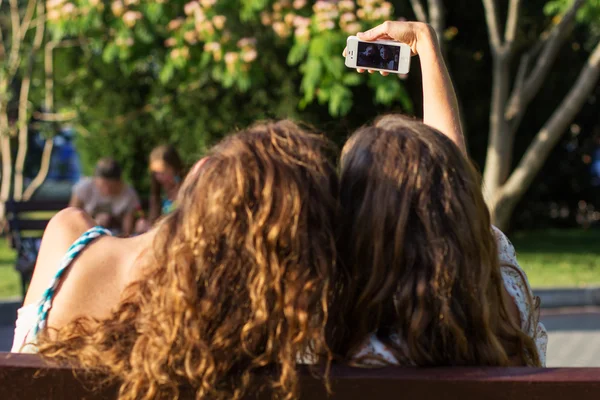 Deux amis prenant selfie par smartphone — Photo
