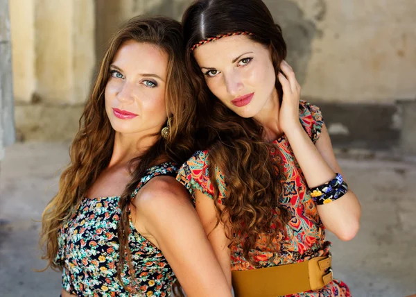 Twee mooie jonge vrouwen met plezier in de stad — Stockfoto