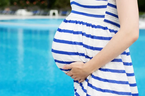 Beautiful pregnant woman relaxing in the park — Stock Photo, Image