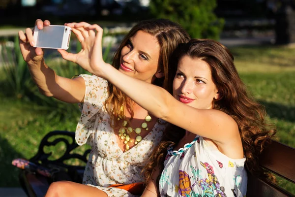 Two friends taking selfie by smartphone — Stock Photo, Image