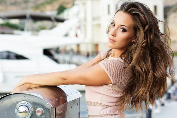 Beautiful woman in sunset lights — Stock Photo, Image