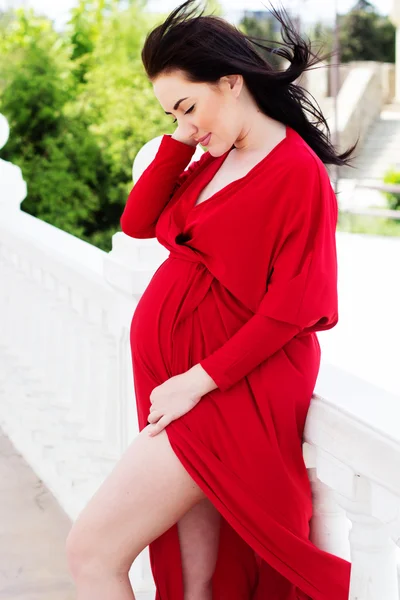 Femme enceinte se reposant dans le parc — Photo