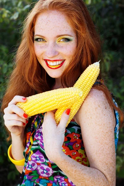 Sorrindo menina com sardas segurando espiga de milho — Fotografia de Stock