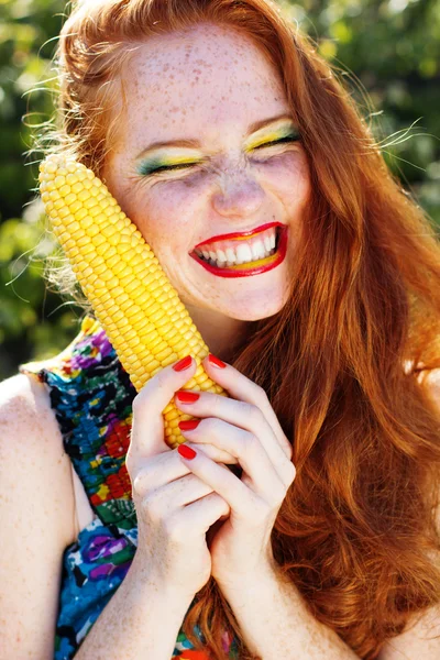 Souriante fille avec des taches de rousseur tenant épi de maïs — Photo