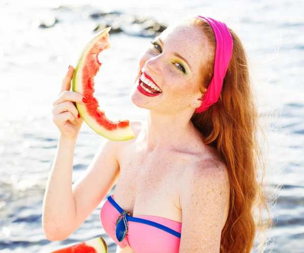 Menina sorridente com sardas segurando melancia — Fotografia de Stock