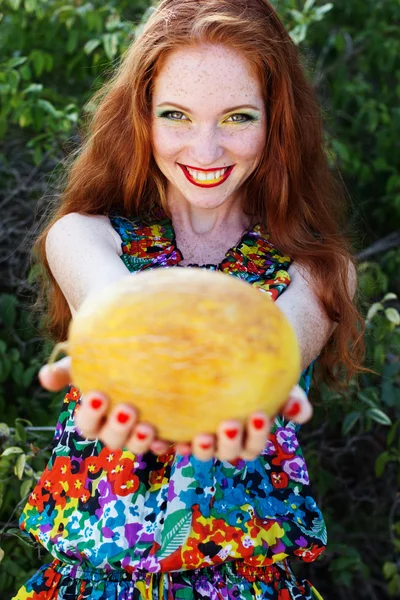 Lächeln Mädchen mit Sommersprossen hält Maiskolben — Stockfoto