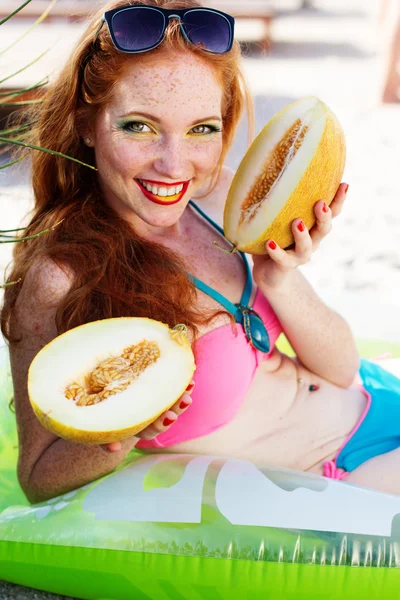 Sorrindo menina com sardas segurando melão — Fotografia de Stock