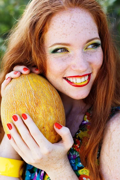 Ragazza sorridente con lentiggini in possesso di pannocchia di mais — Foto Stock